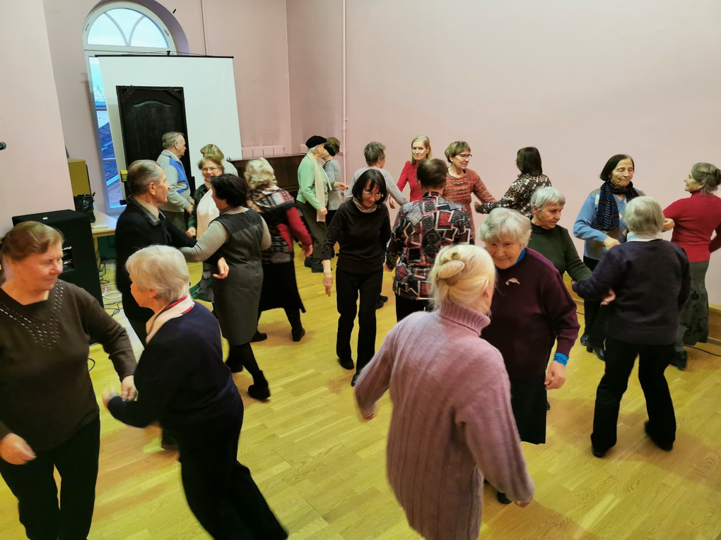 Mėgėjai pasisukti ir patrepsėti šokant aukštaitiškus šokius Panevėžyje renkasi į tradicinių šokių klubą. L. VILIENĖS nuotr.