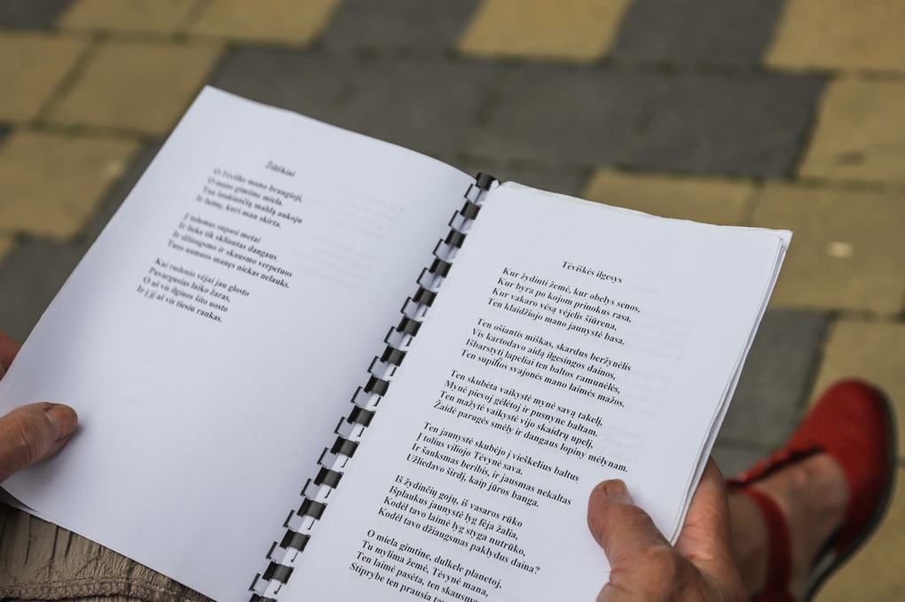 Neatsiejama ponios Vilijos gyvenimo palydovė buvo kūryba: gražiu balsu apdovanota moteris ne tik mėgo ir tebemėgsta dainuoti – dažnai į tas dainas ir savo eiles sudeda. I. STULGAITĖS-KRIUKIENĖS nuotr.