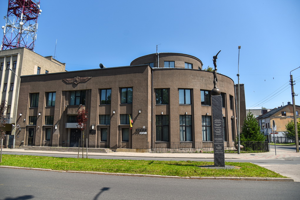 Be gyvybės ženklų Respublikos gatvėje stovi ne tik parduodami buvusio centrinio pašto rūmai. Užrakintas ir netoliese esantis kultūros paveldo objektas – buvęs banko pastatas. P. ŽIDONIO nuotr.