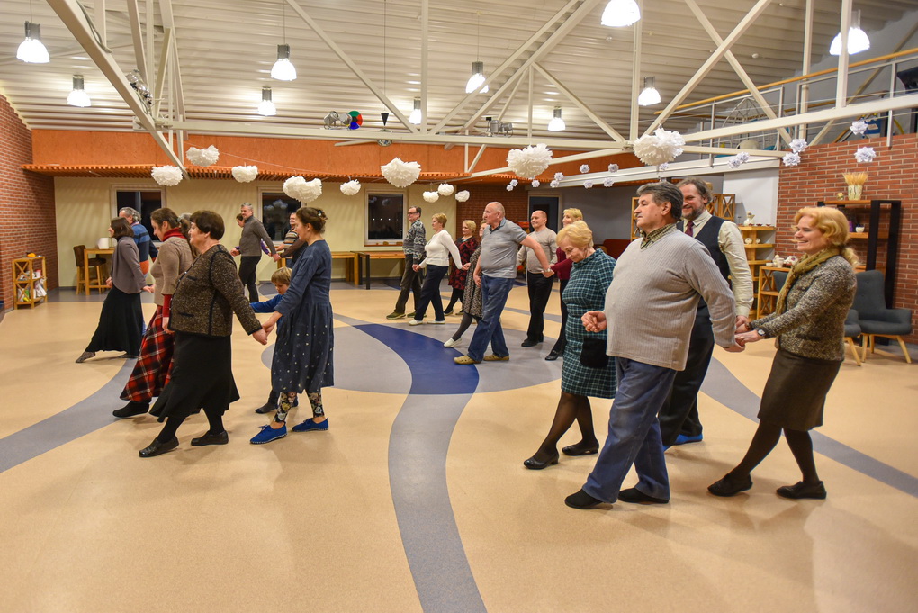 Tradicinių šokių Panevėžyje mokosi šeimos. P. ŽIDONIO nuotr.