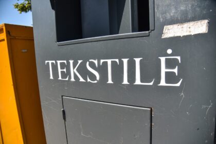 Pastebimai išaugus poreikiui, mieste plečiamas tekstilės atliekų surinkimo konteinerių tinklas. Bet ne vien pabodusiais apdarais atsikratyti panorusių miestelėnų labui.