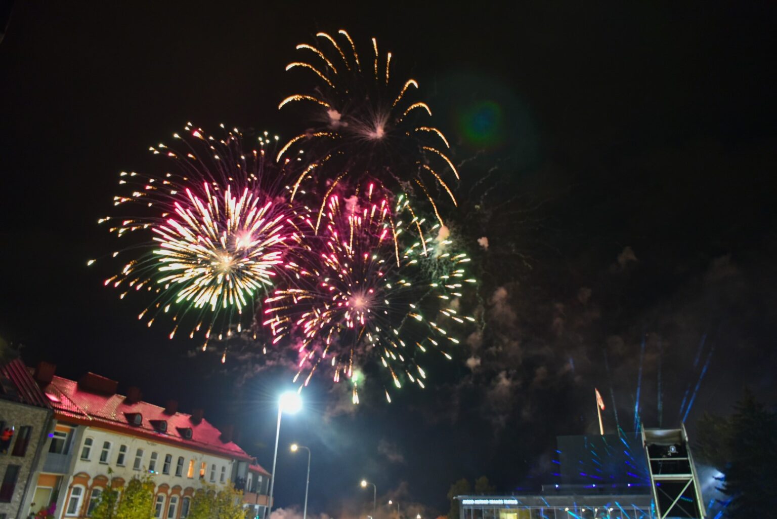 Parlamente kelią skinantis siūlymui uždrausti galingiausius fejerverkus, jam kritikos negaili pirotechnikos asociacija.