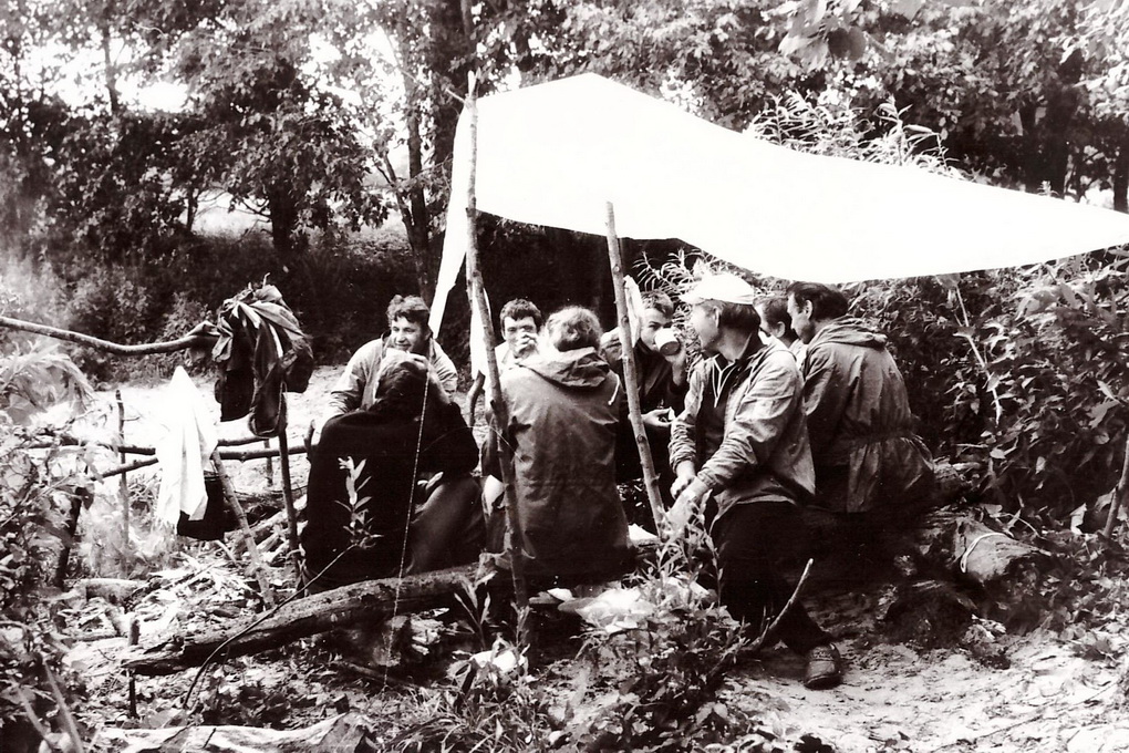 Pirmoji etnokultūrinio judėjimo kibirkštis įsižiebė 7-ajame dešimtmetyje Lietuvos universitetuose – juose studijuojantis jaunimas išaugino ir sustiprino žygeivystės tradiciją (fotografijoje – žygio Tilžė–Suostas dalyviai prie laužo, 1984-ieji). V. BEINORTIENĖS ASMENINIO ARCHYVO nuotr.