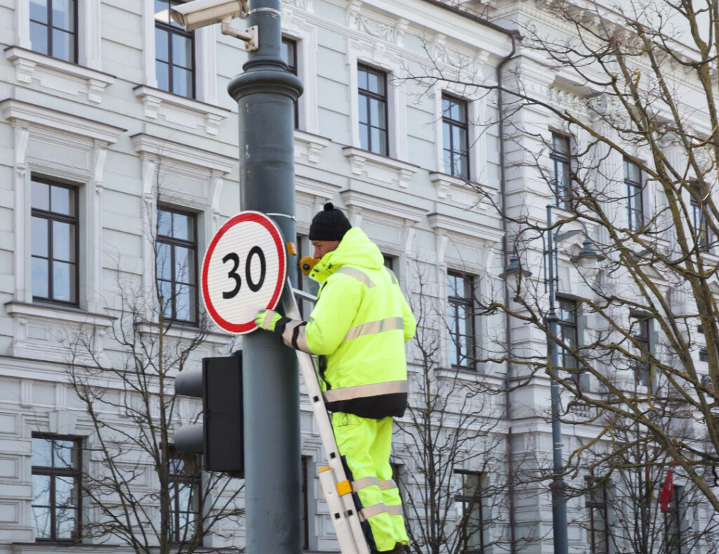 Seimo narys Kęstutis Masiulis kreipėsi į Susisiekimo ministeriją, prašydamas peržiūrėti kelio ženklų skaičių ir jų įrengimo taisykles.