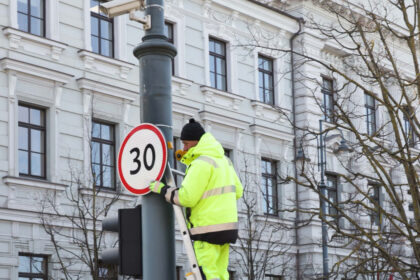 Seimo narys Kęstutis Masiulis kreipėsi į Susisiekimo ministeriją, prašydamas peržiūrėti kelio ženklų skaičių ir jų įrengimo taisykles.