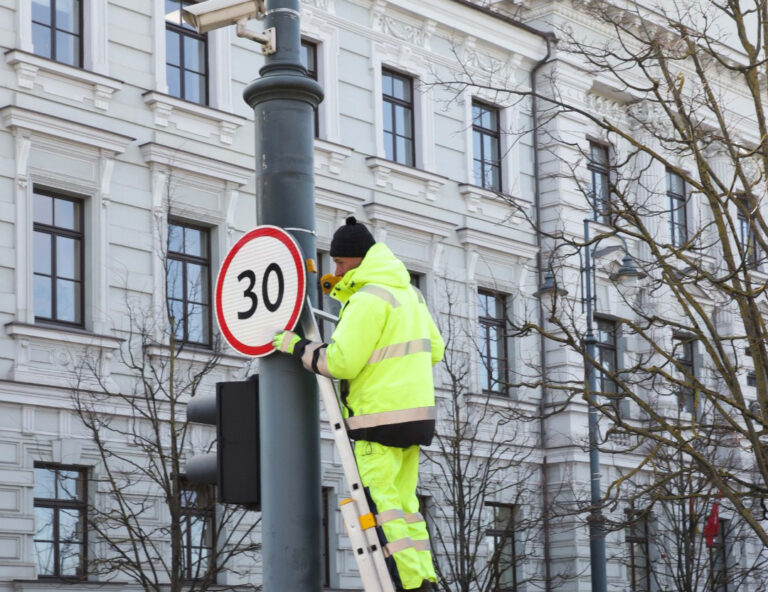 Seimo narys Kęstutis Masiulis kreipėsi į Susisiekimo ministeriją, prašydamas peržiūrėti kelio ženklų skaičių ir jų įrengimo taisykles.