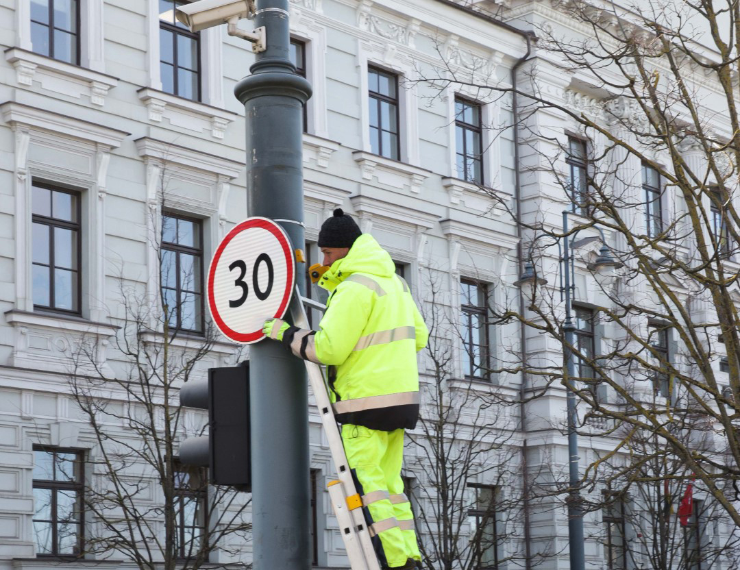 Seimo narys Kęstutis Masiulis kreipėsi į Susisiekimo ministeriją, prašydamas peržiūrėti kelio ženklų skaičių ir jų įrengimo taisykles.