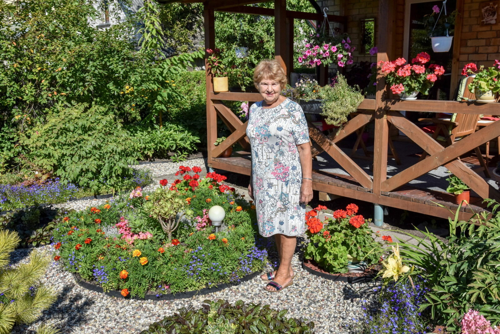 Žieduose skendintys R. Gudienės namai prieš metus išrinkti gražiausiai Panevėžyje tvarkoma individualia valda. G. Kartano nuotr.