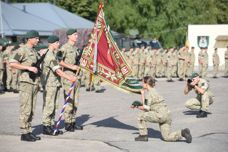 Karaliaus Mindaugo husarų batalione vyko nuolatinę privalomąją pradinę karo tarnybą baigusių 245 karių išleidimo į atsargą ceremonija.