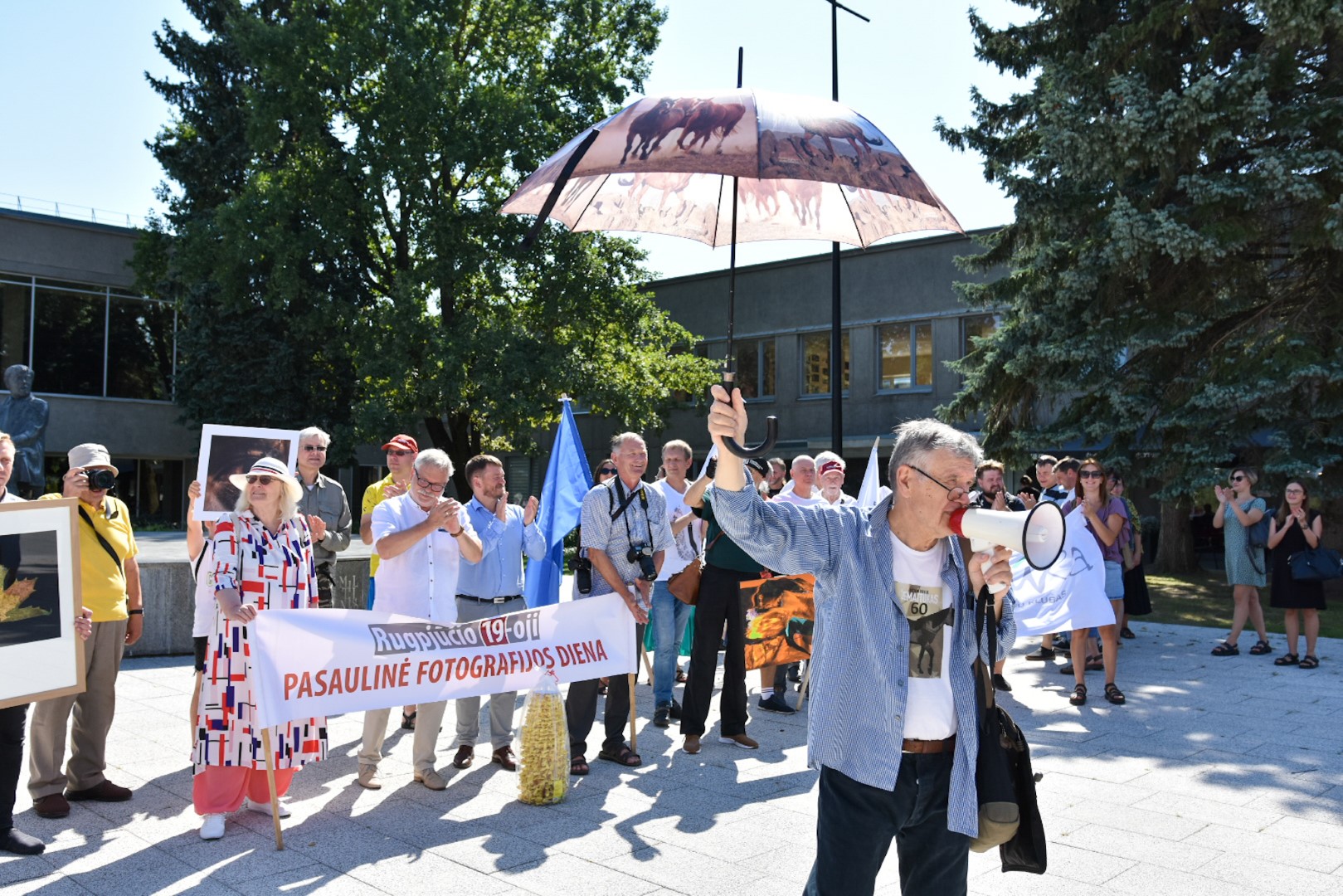 Pasaulinę fotografijos dieną Panevėžio fotografai kasmet pamini iškilminga eisena miesto centrinėje aikštėje. G. KARTANO nuotr.