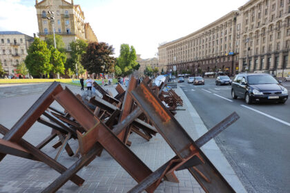 Ikikarinė Ukrainos sostinė ir Kijevas penktą karo mėnesį skiriasi kaip diena nuo nakties.