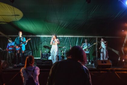 Prieš aštuonerius metus kūrybingi bendraminčiai iš Panevėžio, kažkur Vilniaus apleistoje varpinėje sumanę gimtajame mieste surengti spalvingą meniško jaunimo vakarėlį, vargu ar galėjo įsivaizduoti, kad jis išaugs į rimtą, visą savaitę trunkantį muzikos ir meno festivalį.