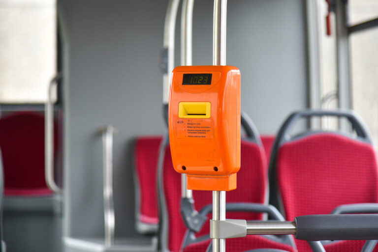 Šį rugsėjį, o vėliausiai – gruodį Panevėžyje planuota įgyvendinti elektroninio bilieto sistema nukeliama bent devyniems mėnesiams į priekį.