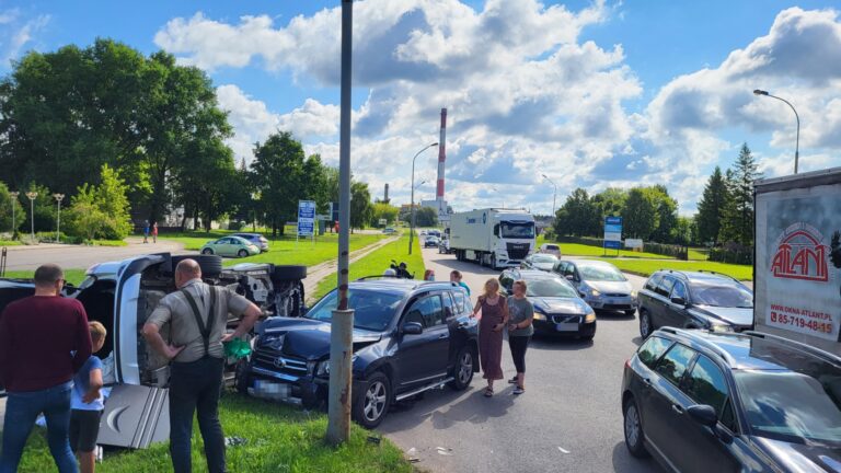 Dėl rekonstruojamos Tinklų-S. Kerbedžio ir Senamiesčio gatvių sankryžos bei lūžus „Ekrano“ užtvankai sunkiai pravažiuojamos ir J. Biliūno gatvės automobiliu įveikti kelią per Panevėžį tapo misija sunkiai įmanoma.