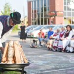 Baltijos kelias – vieninga Europa. Su tokiu šūkiu į istorinės akcijos minėjimą trečiadienio vakarą rinkosi miesto ir rajono bendruomenės bei meno kolektyvai.