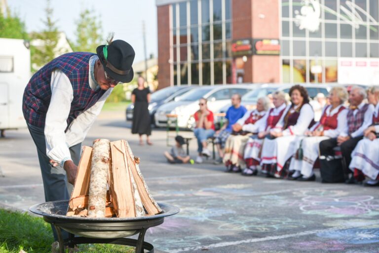 Baltijos kelias – vieninga Europa. Su tokiu šūkiu į istorinės akcijos minėjimą trečiadienio vakarą rinkosi miesto ir rajono bendruomenės bei meno kolektyvai.