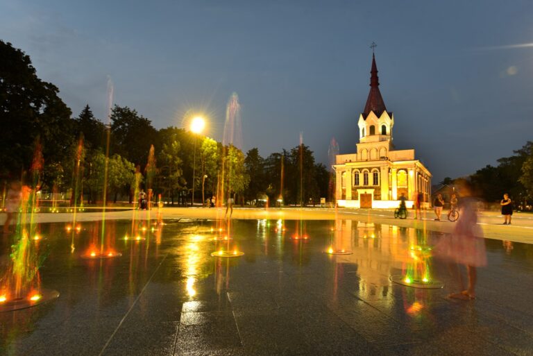 Trečiadienio vakarą panevėžiečiai susirinko prie naujojo fontano Nepriklausomybės aikštėje.