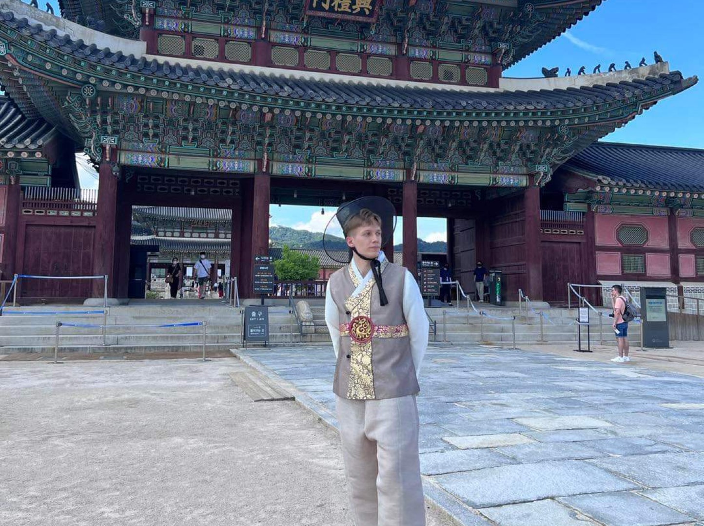 Pietų Korėja, palyginus su mums gerai žinomomis jos kaimynėmis Kinija ar Japonija, lietuviams dar sąlyginai neatrastas kraštas, apie kurį sklando daug gandų ir mitų.