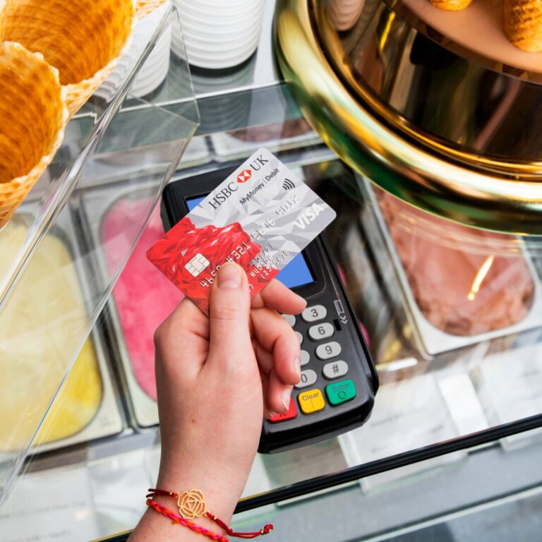 Technologijos kelia koją ir į mokyklų valgyklas. Jau nuo kitų mokslo metų Panevėžio moksleiviai už pietus galės atsiskaityti banko mokėjimo kortelėmis arba elektroniniu mokinio pažymėjimu.