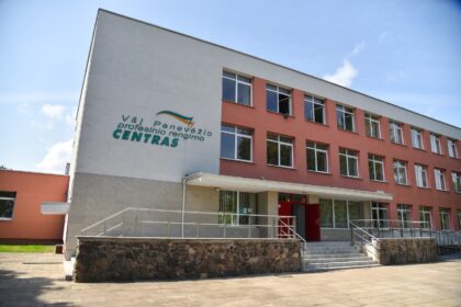 Konkursą robotizuotai įrangai pirkti paskelbusi viena Panevėžio profesinė mokykla užsitraukė šešėlį. Potencialius tokio pirkimo dalyvius nustebino surašytos sąlygos, jų nuomone, pritaikytos vienam konkrečiam tiekėjui.