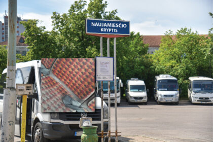 Nors Panevėžį ir maždaug už 14-os kilometrų esantį Naujamiestį jungia asfaltuotas kelias, į jį važinėjantieji rajono Savivaldybės konkursą laimėjusio privataus vežėjo autobuse jaučiasi tarsi žvyrą ką tik gabenusiame sunkvežimyje.