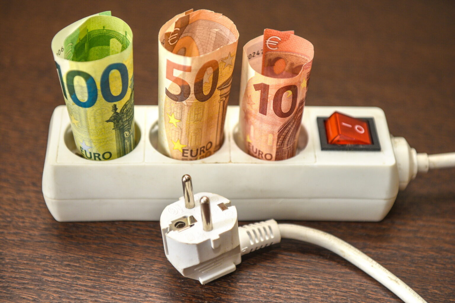 Pastarąją savaitę šalyje šoktelėjo elektros kaina. Pasak Lietuvos energetikos agentūros (LEA), dėl sumažėjusios vėjo ir saulės elektrinių generacijos bei augusio vartojimo elektra brango 3 proc.