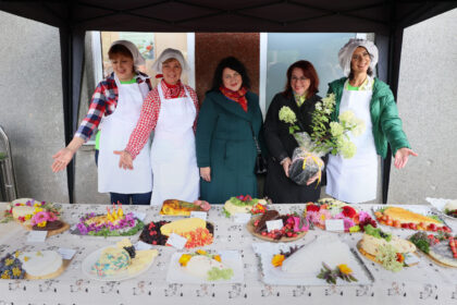 Dažnai diskutuojama, kokie patiekalai ir produktai galėtų būti priskiriami tradicinei lietuviškai virtuvei. Baltas varškės sūris paminimas visada. Jis laikomas vienu iš lietuviško kulinarinio paveldo simbolių, nuo senų senovės dedamas ant lietuvių stalo. Gardžiu šeimininkės spaustu sūriu buvo ne gėda ne tik pavaišinti kunigą ar netikėtai užgriuvusius svečius, bet ir nunešti dovanų.