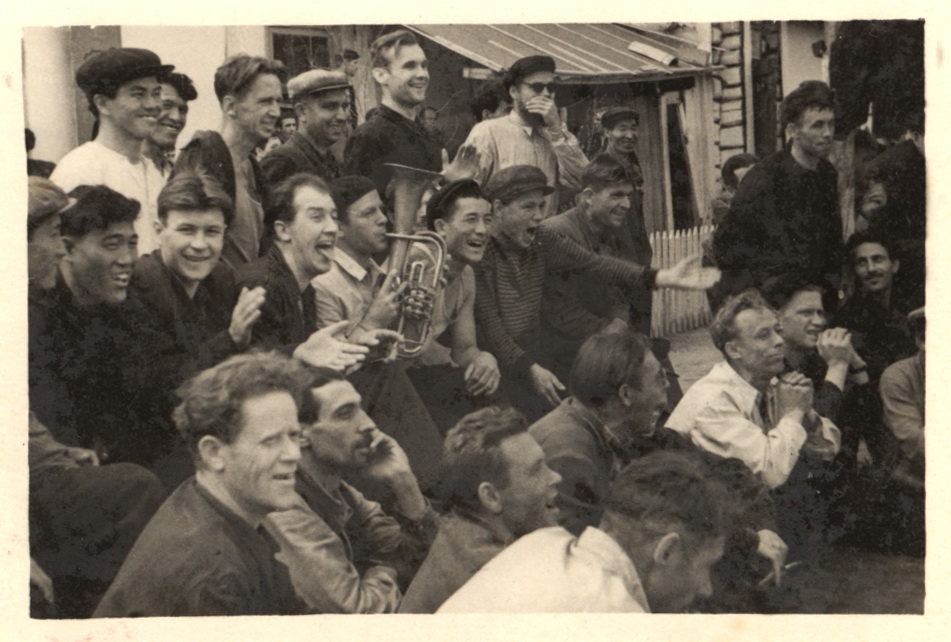 Sirgalių plojimai ir palaikymo šūksniai. Čiuna, Irkutsko sritis, 1961 metai (iš E. Buroko kolekcijos). LGGRTC OKUPACIJŲ IR LAISVĖS KOVŲ MUZIEJAUS RINKINIŲ nuotr.