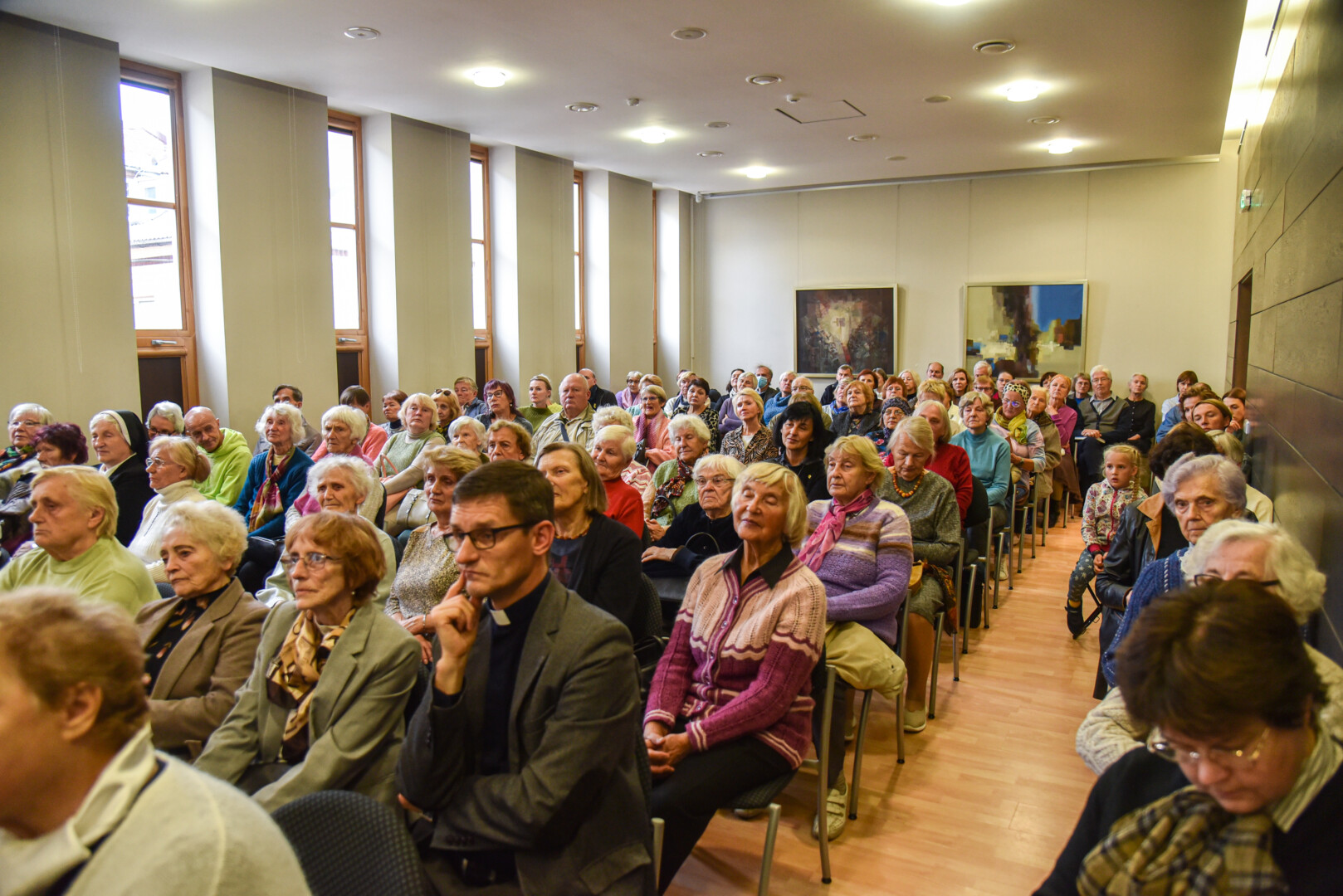 Bibliotekos salėje vos tilpo susirinkusieji į vyskupo prisiminimų knygos pristatymą. P. ŽIDONIO nuotr.