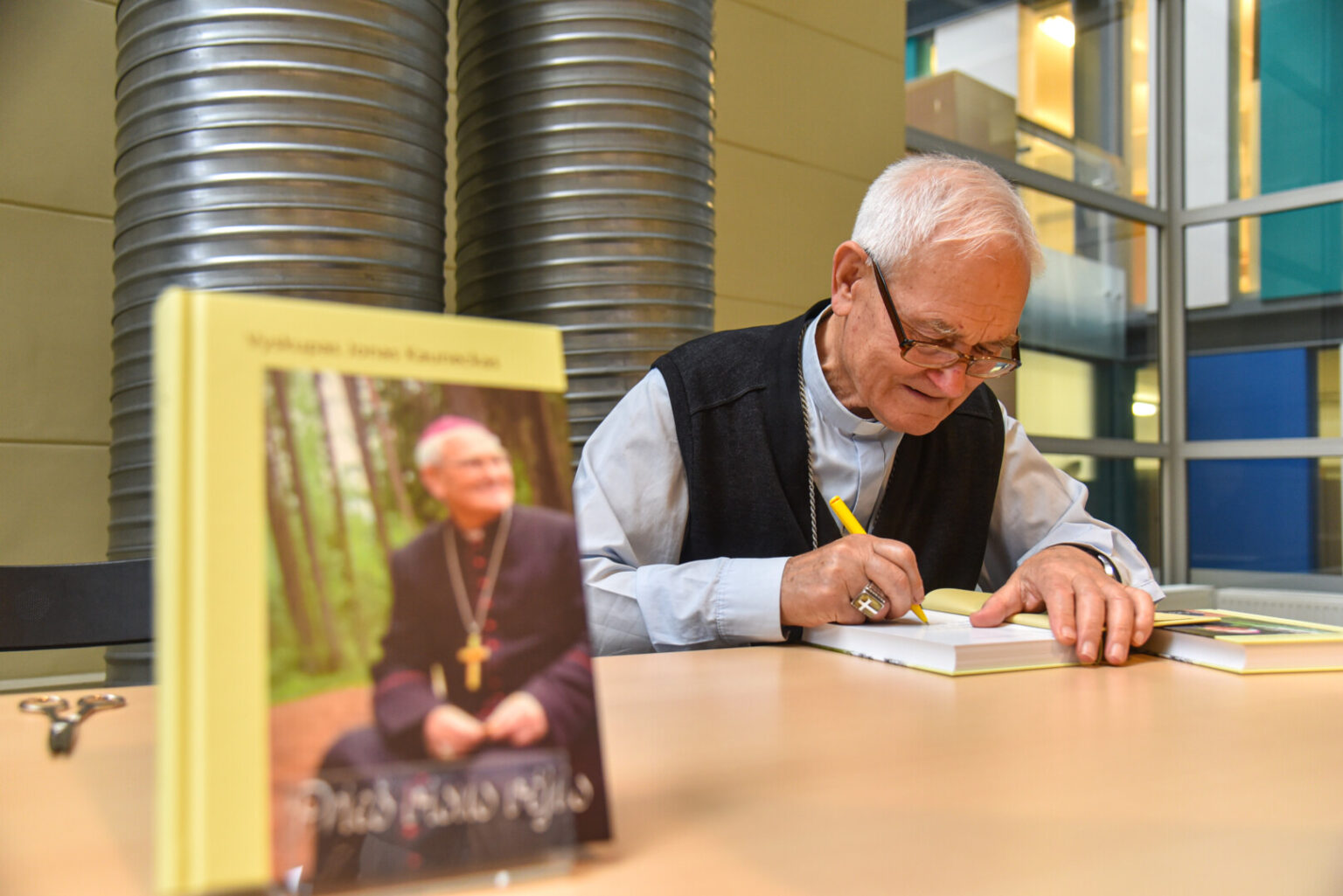 Knygos sutiktuvės, kuriose gali tilpti viskas: muzika, istorija, filosofija, teatras, jausmai ir gilios įžvalgos. Toks ir buvo vyskupo Jono Kaunecko prisiminimų knygos „Prieš visus vėjus“ pristatymas Panevėžio apskrities Gabrielės Petkevičaitės-Bitės viešojoje bibliotekoje. Gal todėl, kad ir pačioje knygoje atsiskleidžia turtingas visokių potyrių gyvenimas, ir tokia gili asmenybė, likimo vėtyta, mėtyta, bet atsilaikiusi prieš visus vėjus.