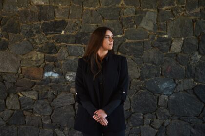 Panevėžyje, „Galerijoje XX“, atidaryta panevėžietės dizainerės Marijos Petraitytės kostiumų paroda „RE_IMAGINE_DISTANCE“, kviečianti pažvelgti į drabužį kaip į savarankišką meno objektą.