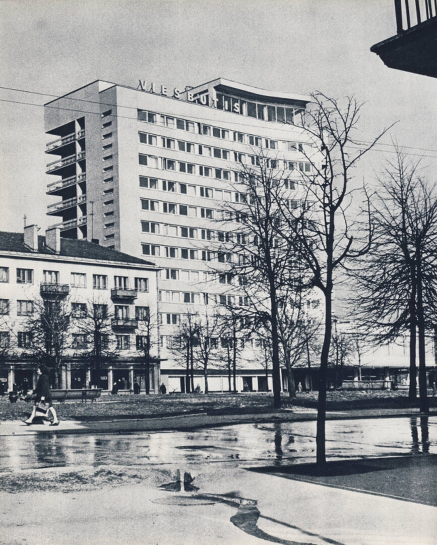 Panevėžio miestą užauginusi pramonė kartu kėlė ir vietos partinių veikėjų statusą bei algas. Iš leidinio „Tarybų Lietuva“ (Vilnius, „Mintis“, 1976 m.)