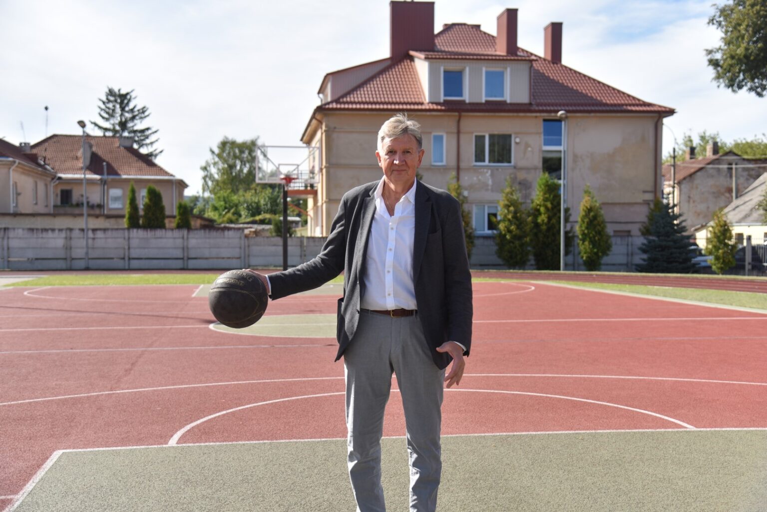 Lietuviams krepšinis visada buvo daugiau nei sportas. Tai gyva istorijos dalis, tapusi tautos pasididžiavimu, dvasios stiprybės šaltiniu ir tylia, bet galinga rezistencijos forma. Sovietmečiu jis virto legalia arena, kurioje mažos šalies sportininkai priešinosi milžiniškai imperijai – ne ginklais, o taikliais metimais ir nepalaužiama valia.
