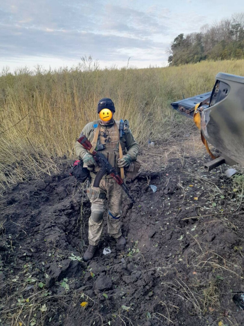 Tokią duobę išrausė sprogusi mina, ant kurios pataikė S. Dubiną į ligoninę vežantis džipas. S. DUBINOS ASMENINIO ARCHYVO nuotr.