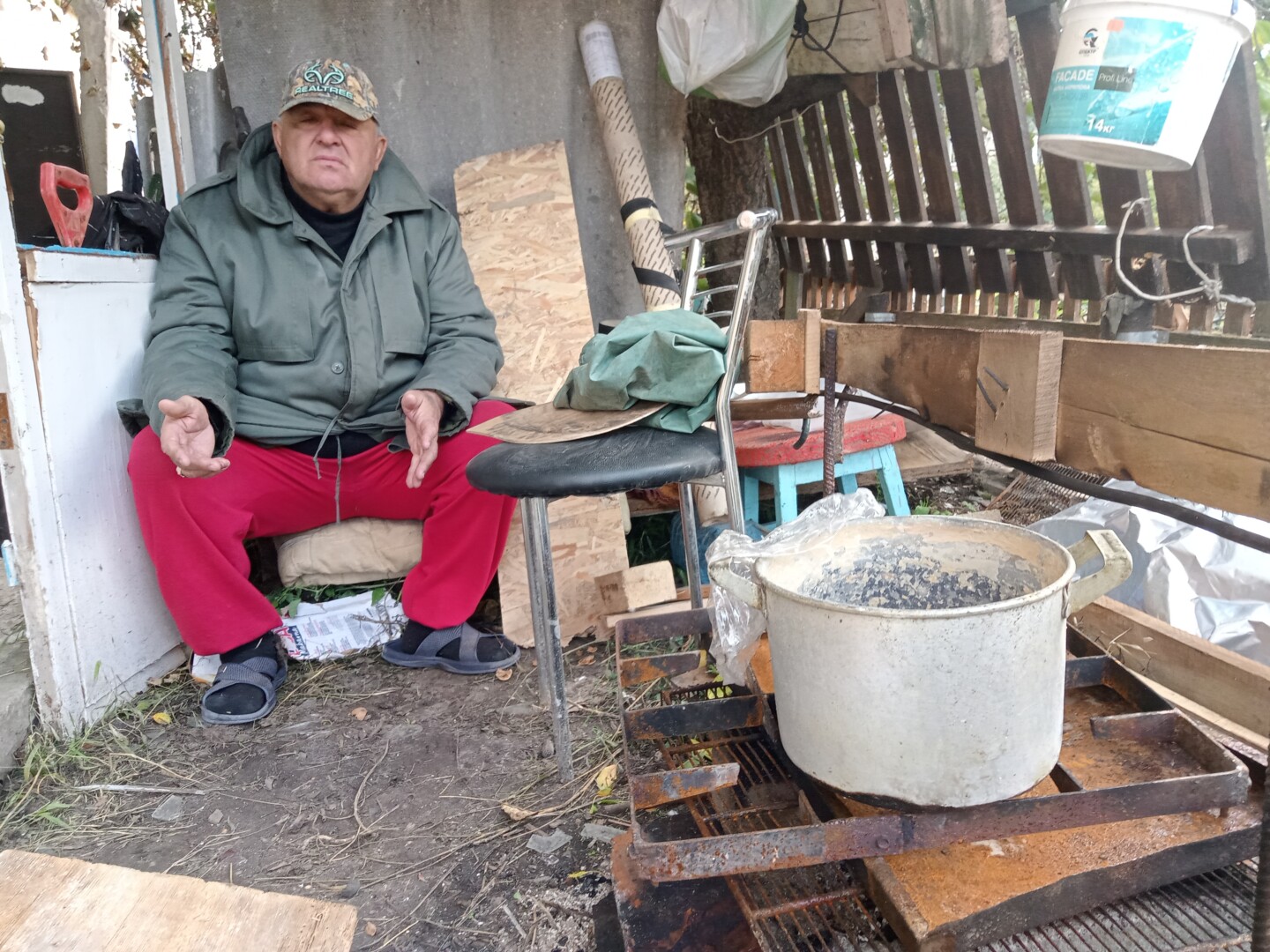 Miestui likus be dujų ir elektros, Andrejus su kaimynais maistą gamino lauke ant laužo. E. BUTRIMO nuotr.