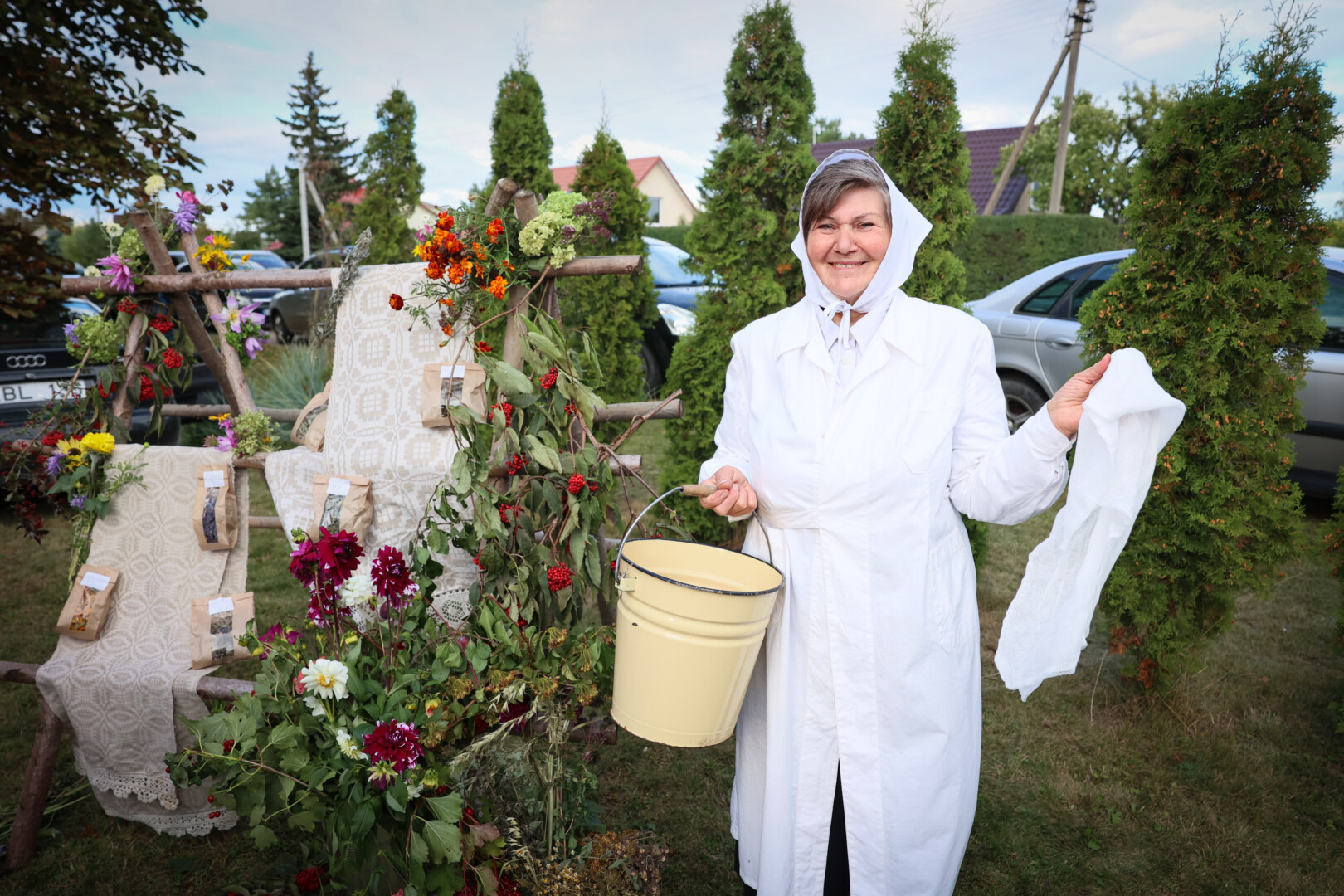 Virginija Trybienė džiaugiasi, kad lietuviško sūrio slėgimo tradicija kaimuose gyva, ir yra įsitikinusi, jog jai dar ilgai nelemta išnykti. G. LUKOŠEVIČIAUS nuotr.