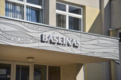 Paskaičiavę, kad dėl išaugusių energijos kainų šiais metais išlaikyti vieną baseiną atsieina tiek, kiek prieš pandemiją buvo išleidžiama visiems dešimčiai, nuo kitos savaitės pusę jų uždaro „Impuls“ sveikatingumo klubai. Panevėžyje – taip pat.