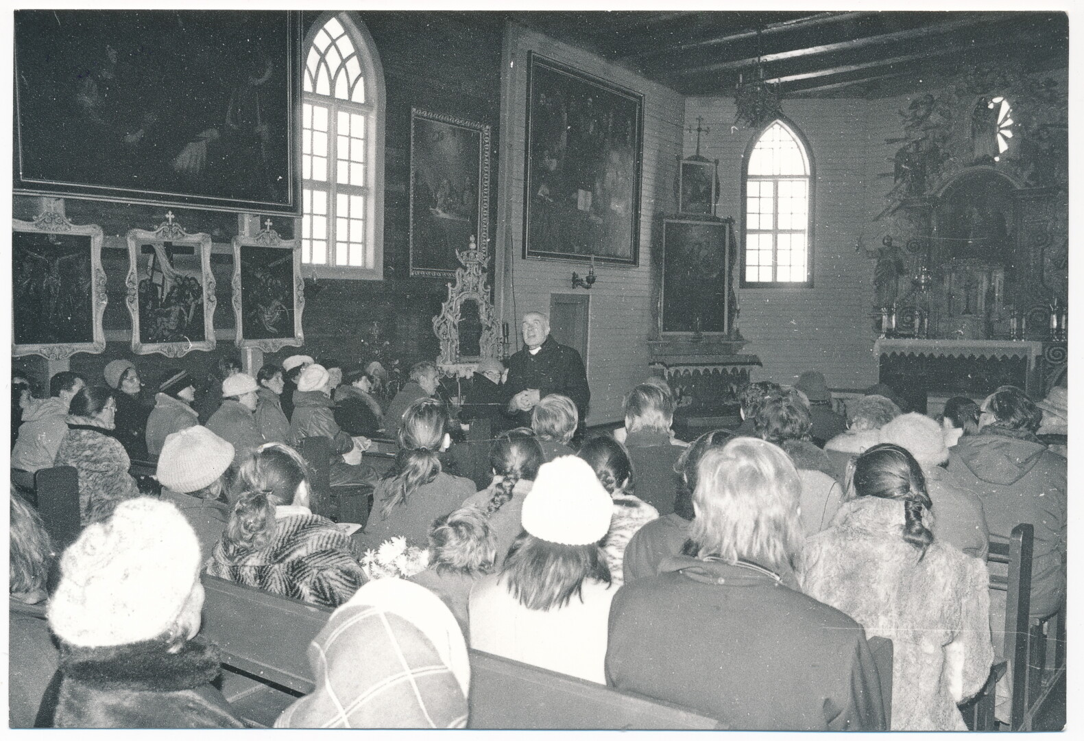 1988-ųjų lapkričio pabaiga, panevėžiečiai knygų mylėtojai Paberžės Švč. Mergelės Marijos Apsilankymo bažnyčioje su Tėvu Stanislovu, minint 1863 metų sukilimo 125-ąsias metines. Fotografas P. Dūda. PANEVĖŽIO APSKRITIES GABRIELĖS PETKEVIČAITĖS-BITĖS VIEŠOSIOS BIBLIOTEKOS, Savanoriškos knygos bičiulių draugijos Panevėžio skyriaus fondo F24 nuotr.