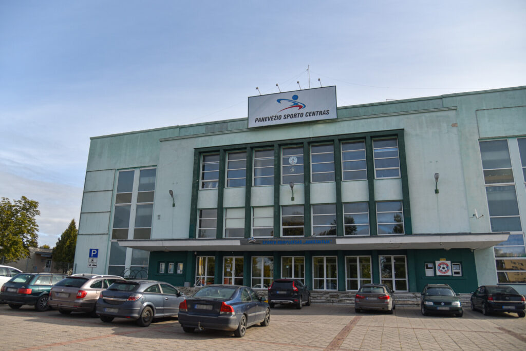 Panevėžyje netrukus prasidės dar vienos ilgai lauktos grandiozinės statybos. Miesto Savivaldybė su viešųjų pirkimų konkurso laimėtoja statybų kompanija Panevėžio statybos trestu (PST) pasirašė sutartį dėl „Aukštaitijos“ sporto komplekso A. Jakšto gatvėje atnaujinimo už kiek daugiau nei 27,6 mln. eurų.