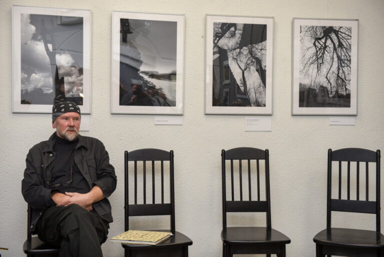 Aukštaičiui nuo Biržų, kurį galėtume įsivaizduoti viena ranka įsitvėrusį žagrės, o kitoje laikantį kūrybos simbolį, o gal greičiau priemonę – plunksną, Jonui Mekui šiemet būtų sukakę 100 metų.