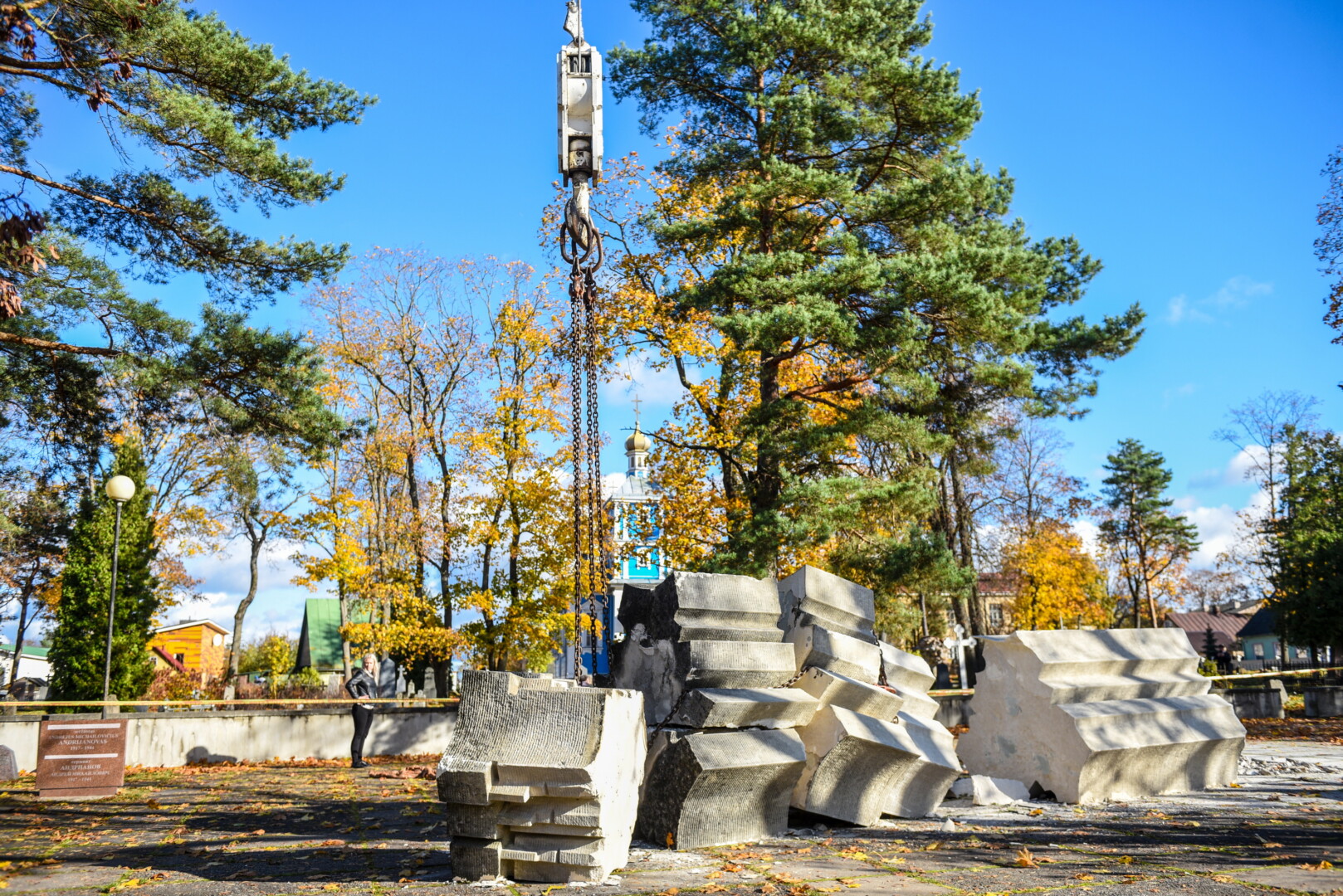 Keliant skulptorės V. Vildžiūnaitės sukurtą memorialą, pastarasis subyrėjo į keturias dalis, iš kurių ir buvo sumontuotas. G. KARTANO nuotr.