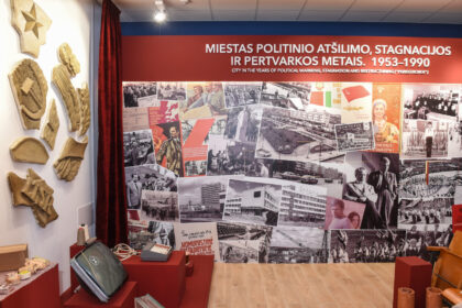 Tai, kas sovietmečiu buvo viešai deklaruojama, neatspindėjo to, ką žmonės matė, jautė ir iš tikrųjų manė. Už sistemos sukurto oficialaus fasado visada slypėjo nematomoji jos pusė.