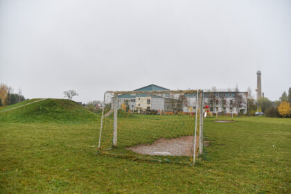 Priemiestinės Dembavos centrinėje aikštėje už rajono biudžeto lėšas planuojamas statyti modernus futbolo stadionas su sporto aikštynais bei vaikų žaidimo aikštele nenustoja kurstyti aistrų.