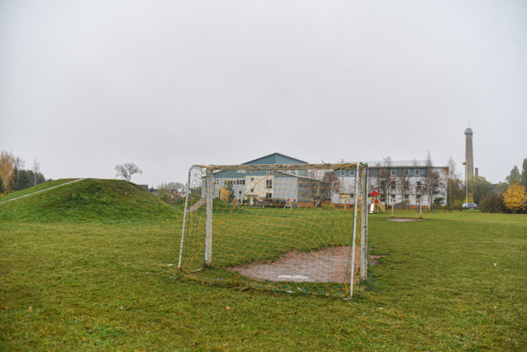 Priemiestinės Dembavos centrinėje aikštėje už rajono biudžeto lėšas planuojamas statyti modernus futbolo stadionas su sporto aikštynais bei vaikų žaidimo aikštele nenustoja kurstyti aistrų.