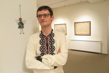 Tai įvyko dar prieš tą bruzdesį, prieš tą sąmyšį, lyg nejutome nieko, lyg gelmėje dar niekas nesitelkė, o juk tvenkėsi, nors nesakė, nekalbėjo, netgi nemąstė. Ir ištiko staiga – karas Ukrainoje.