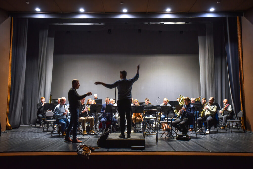 Koncertui į Panevėžį atvykę Ukrainos miesto Vinycios M. K. Sadovskio muzikos ir dramos teatro solistai sako čia radę tylą, primenančią jų valstybėje įvestą komendanto valandą.