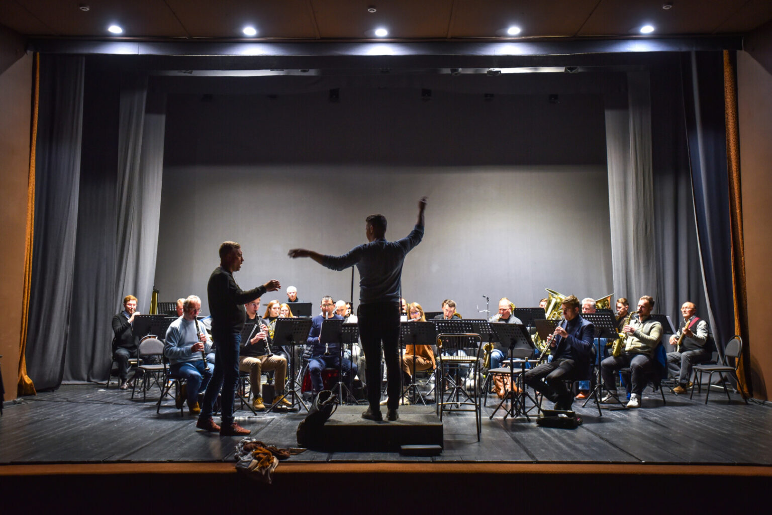 Koncertui į Panevėžį atvykę Ukrainos miesto Vinycios M. K. Sadovskio muzikos ir dramos teatro solistai sako čia radę tylą, primenančią jų valstybėje įvestą komendanto valandą.