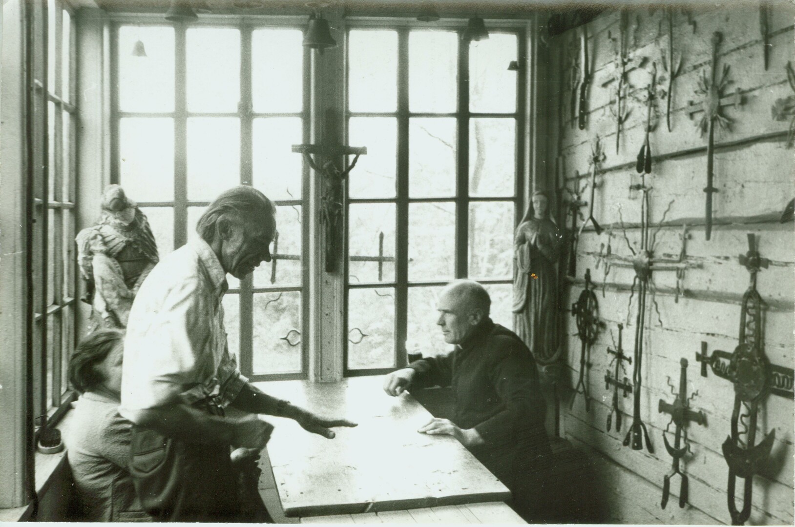 K. Nemanis su Tėvu Stanislovu Paberžėje. XX a. 8 deš. Iš Panevėžio kraštotyros muziejaus skaitmeninio archyvo.