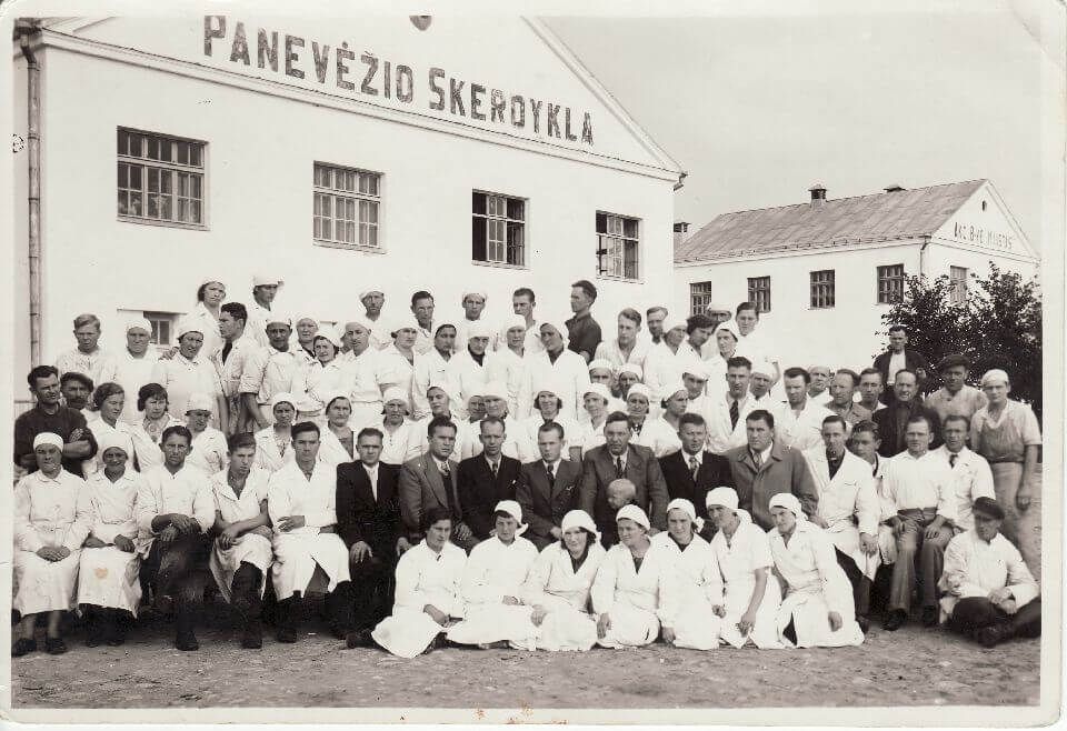 Akcinės bendrovės „Maistas“ Panevėžio fabriko kolektyvas dar priešokupaciniais klestėjimo laikais, 4-ajame dešimtmetyje. Atėjus sovietams, įmonė turėjo net 550 darbuotojų. PANEVĖŽIO KRAŠTOTYROS MUZIEJAUS RINKINIŲ nuotr.