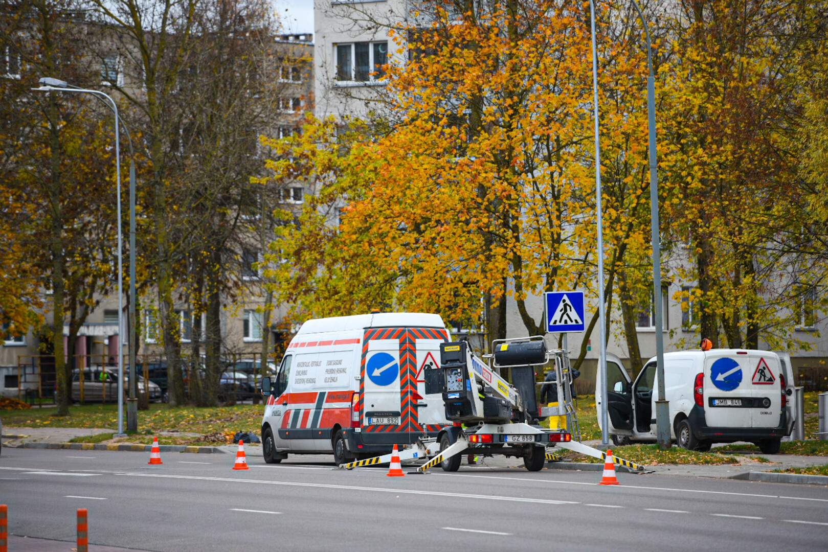 Panevėžio gatvėse senas ir neefektyvias natrio lempas pakeitus išmaniosiomis LED, tikimasi sutaupyti iki 50 proc. elektros energijos ir miesto biudžeto lėšų. G. KARTANO nuotr.